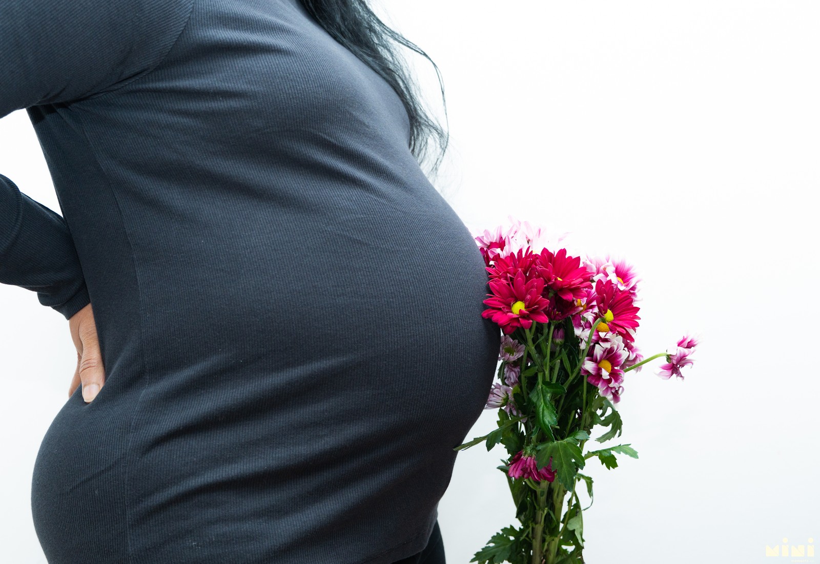 Maternity bump with flowers — editorial maternity photography Mini Momentz Coventry