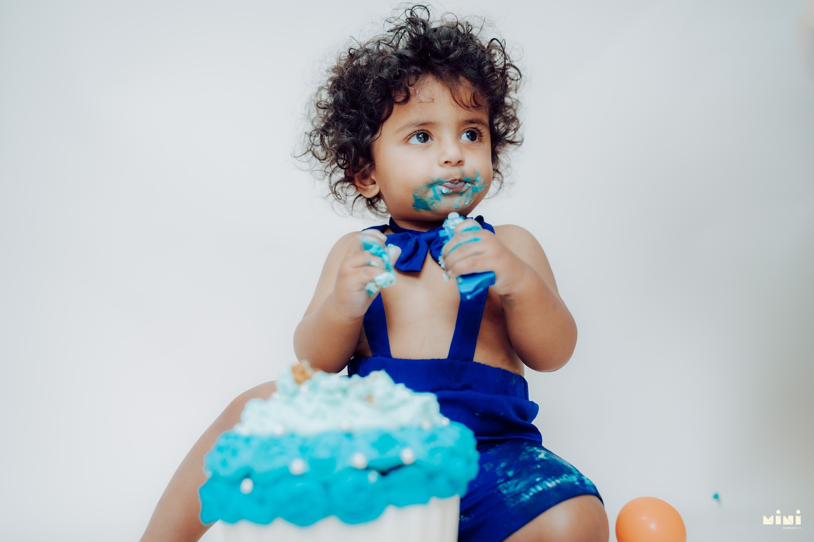 Baby boy cake smash photography — blue theme first birthday session Mini Momentz Coventry UK